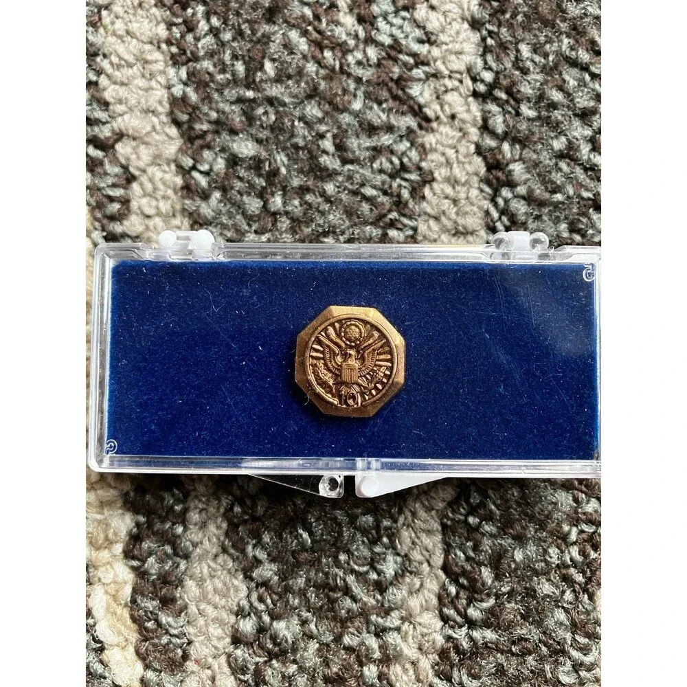 USA American Crest Federal Employee 10 Years Of Service Bronze Tone Pin